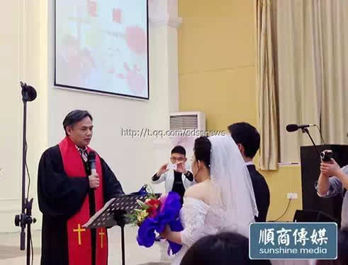 康希牧師最新動態(tài)，照亮?xí)r代之路，引領(lǐng)信仰之光涉政話題探討
