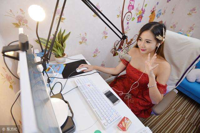直播送羽毛，虛擬舞臺與現(xiàn)實生活的互動融合新風尚