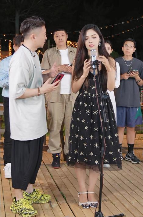 網(wǎng)上美女直播間，直播文化的新探索與現(xiàn)象觀察